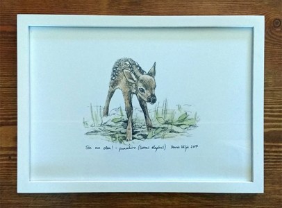 Poster illustratsiooniga punahirvest puitraamis